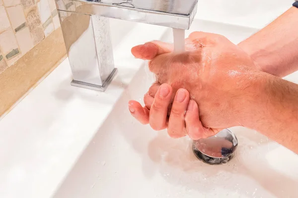 Mujer Lavándose Las Manos Con Jabón Baño — Foto de Stock