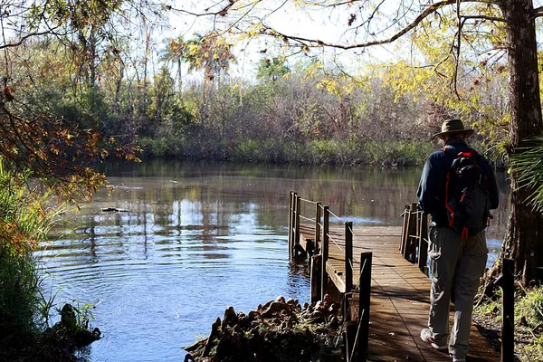 Uomo Pesca Sul Fiume — Foto Stock