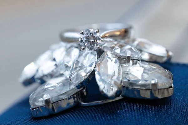 Anel Diamante Com Diamantes Sobre Fundo Branco — Fotografia de Stock