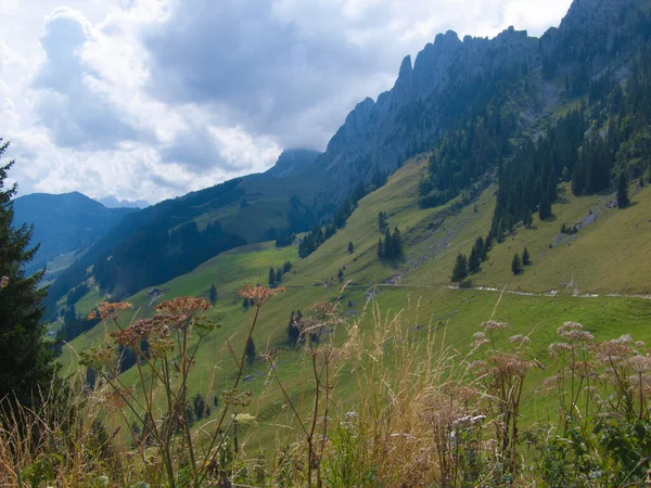 Красивий Краєвид Горами Хмарами — стокове фото