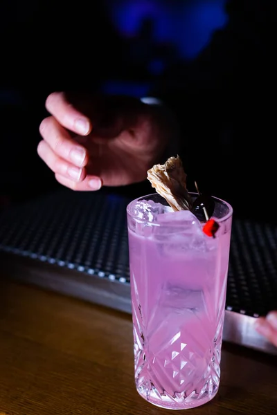 Man Med Cocktail Mörk Bakgrund — Stockfoto