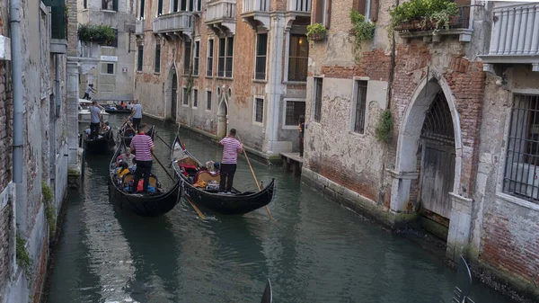 ヴェネツィア旧市街のイタリア運河は — ストック写真