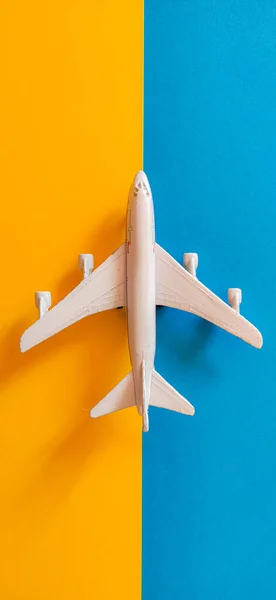 蓝色和黄色背景的飞机玩具 旅行概念 — 图库照片