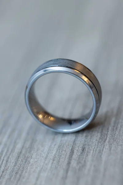 Γαμήλιο Δαχτυλίδι Φόντο Ξύλινη — Φωτογραφία Αρχείου