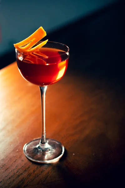 Cocktail Mit Zitrone Auf Dunklem Hintergrund — Stockfoto
