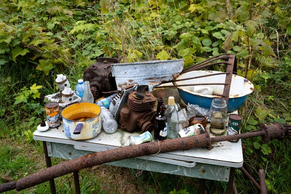 有一篮水和一瓶茶的旧木桌 — 图库照片