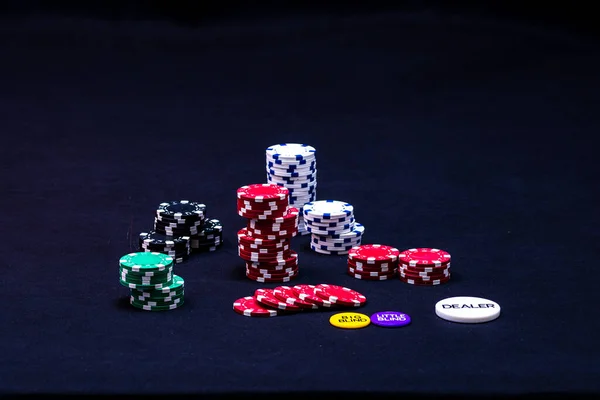 Siyah Arkaplanda Poker Çipleri Zarlar — Stok fotoğraf