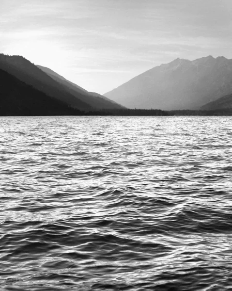 Schwarz Weiß Bild Eines Schönen Sees Und Der Berge — Stockfoto