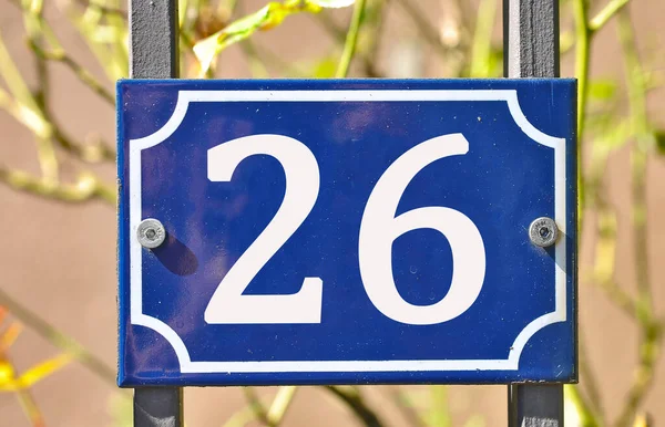 房子的第26号 写在蓝色标志上 — 图库照片