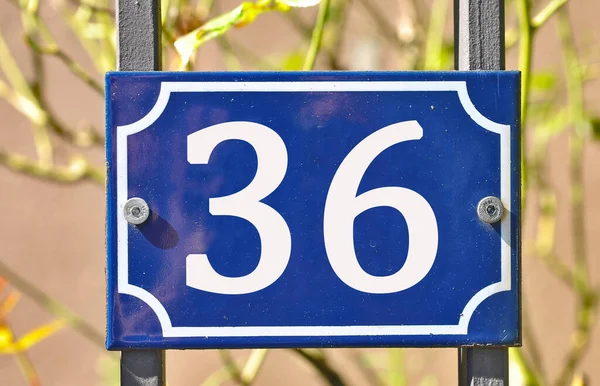 蓝色标牌上写的房子第36号 — 图库照片