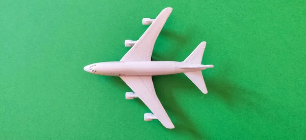 绿色背景的飞机玩具 — 图库照片