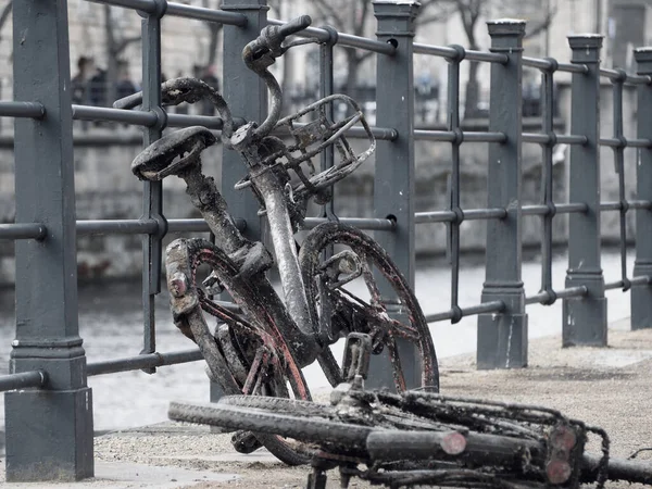 Altes Rostiges Metallrad Auf Der Straße — Stockfoto