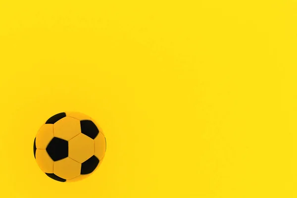 Pelota Fútbol Sobre Fondo Amarillo — Foto de Stock