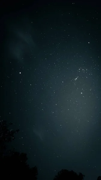 夜空に浮かぶ天の川銀河は — ストック写真