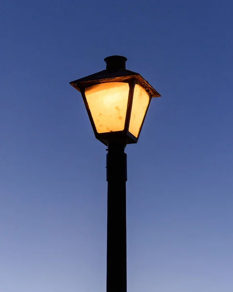 Mavi Gökyüzünün Arka Planında Sokak Lambası — Stok fotoğraf