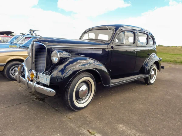 Velho Carro Vintage Com Céu Azul — Fotografia de Stock