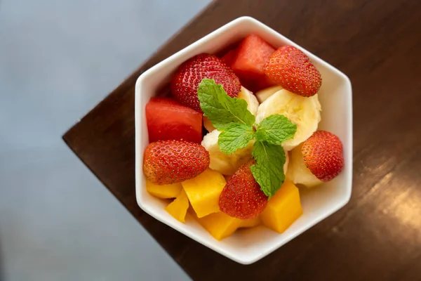 Frischer Obstsalat Mit Erdbeeren Und Minze — Stockfoto