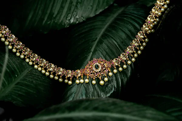 Vackra Smycken Med Ett Pärlhalsband Svart Bakgrund — Stockfoto