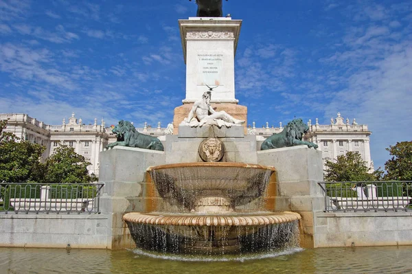 Fontaine Dans Parc Madrid — Photo