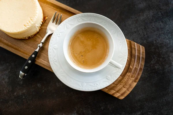 Ένα Φλιτζάνι Καφέ Και Ένα Κομμάτι Τσάι Μαύρο Φόντο — Φωτογραφία Αρχείου