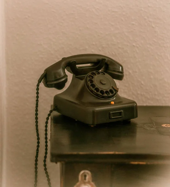 Altes Oldtimer Telefon Auf Dem Tisch — Stockfoto