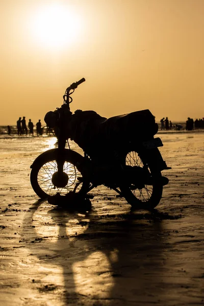 Silhouette Una Moto Sulla Spiaggia — Foto Stock