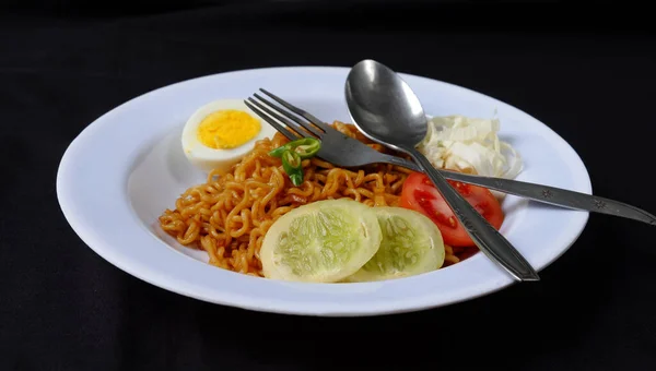 야채와 달걀을 접시에 파스타 — 스톡 사진