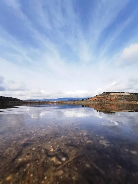Pemandangan Indah Dengan Danau Latar Belakang — Stok Foto