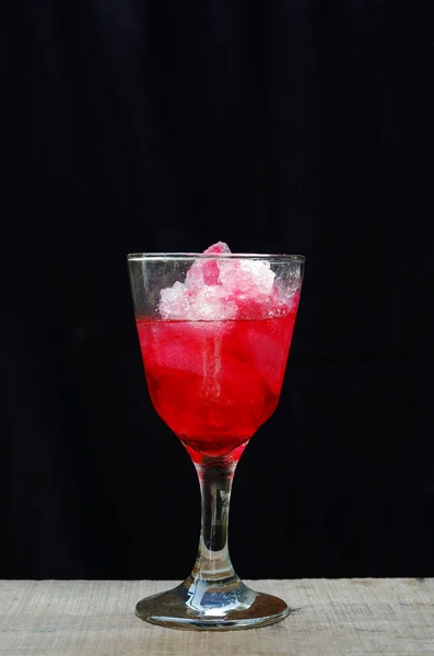 Roter Cocktail Mit Eis Und Minze Auf Schwarzem Hintergrund — Stockfoto