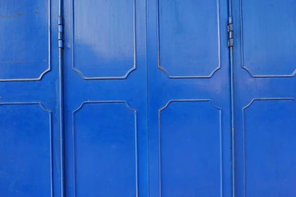 Stare Niebieskie Drzwi Drewnianą Rączką — Zdjęcie stockowe