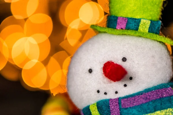 Сніговик Різдвяним Прикрасою Фоні Снігу — стокове фото