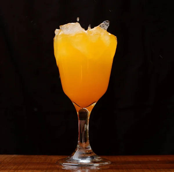 Cocktail Orange Citron Menthe Sur Fond Noir — Photo