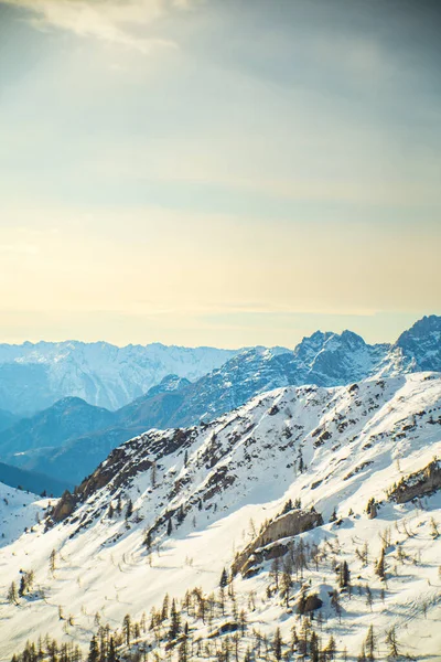 Bela Paisagem Inverno Com Montanhas Cobertas Neve — Fotografia de Stock