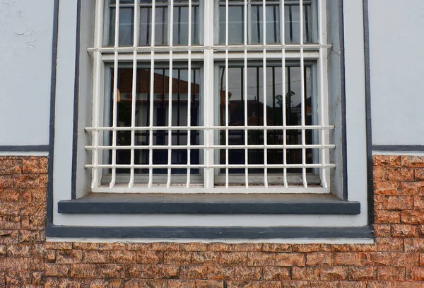Vieille Fenêtre Avec Grille Métallique — Photo