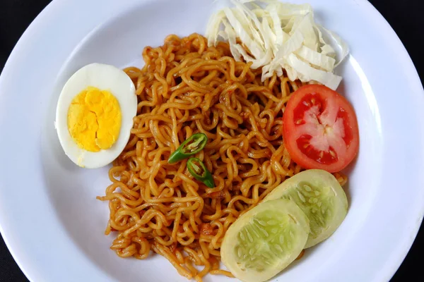 Mie Goreng Dengan Telur Dan Sayuran — Stok Foto