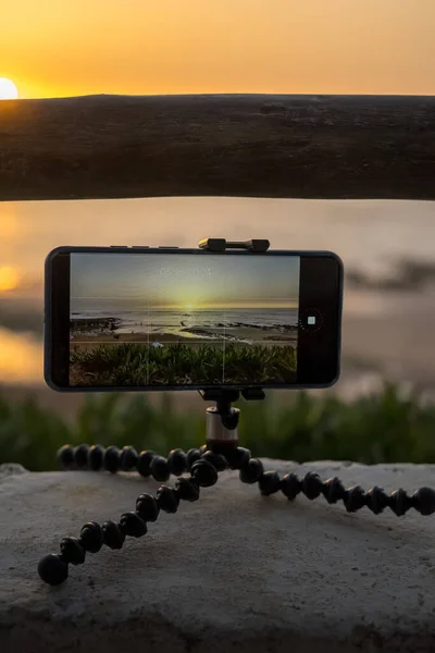 Tiro Vertical Telefone Celular Com Uma Câmera Fundo Mar — Fotografia de Stock