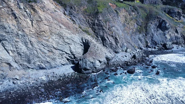 Schöner Blick Auf Das Meer Vor Naturkulisse — Stockfoto