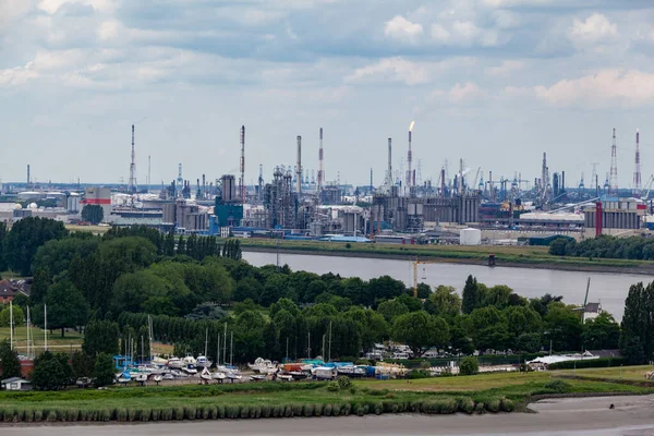 Ölraffinerie Blick Auf Die Stadt — Stockfoto