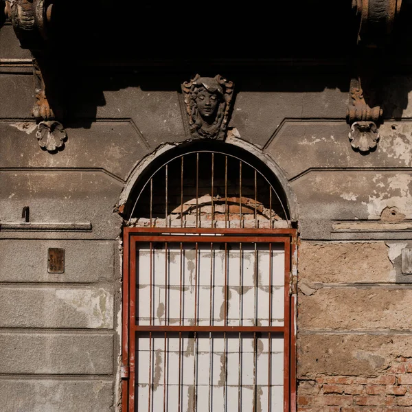 窓のある古い建物 — ストック写真