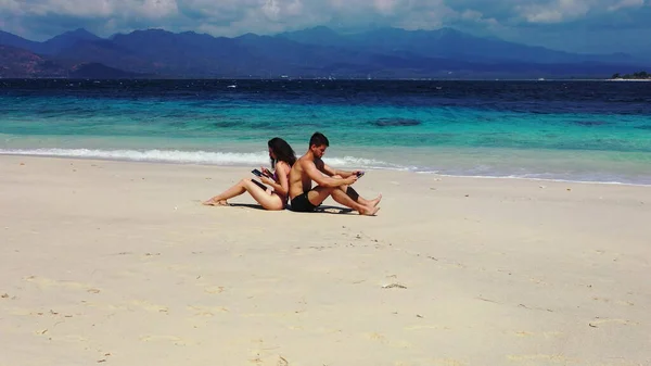 在海滩上的一对恋人 — 图库照片