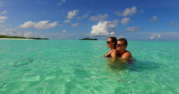 Maldivler Sahilinde Bir Çift — Stok fotoğraf
