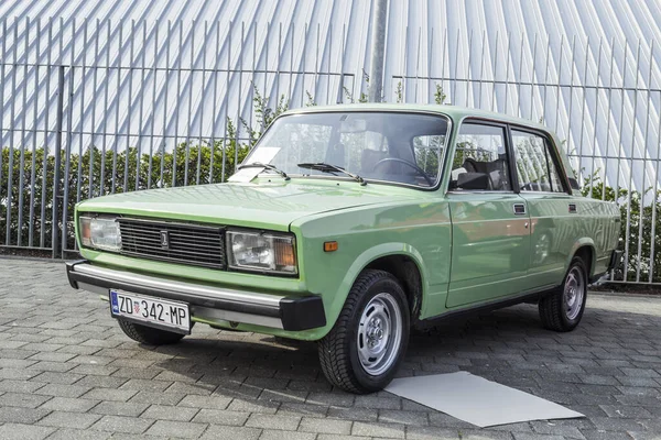 Oude Vintage Auto Met Een Witte Achtergrond — Stockfoto