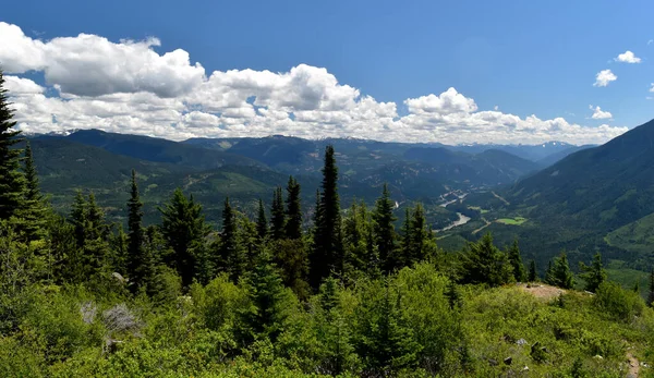 Dağları Mavi Gökyüzü Olan Güzel Bir Manzara — Stok fotoğraf