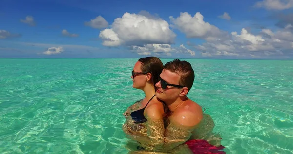 热带岛屿海滩上的夫妻 — 图库照片