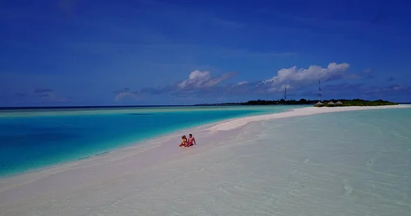 Красивая Романтическая Пара Пляже Мальдивах — стоковое фото