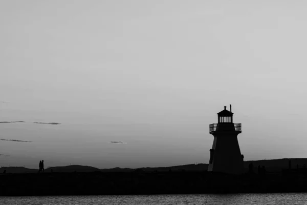 背景にある海の灯台は — ストック写真