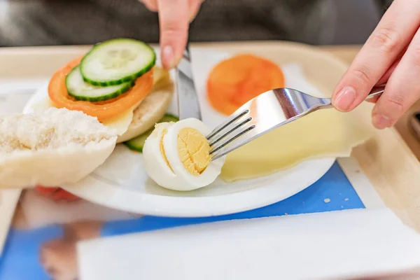 Frau Frühstückt Hause — Stockfoto