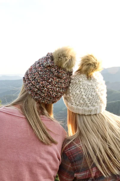 Dos Mujeres Jóvenes Parque Invierno —  Fotos de Stock