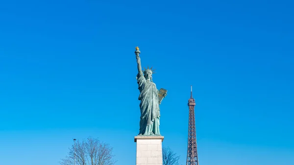 Statua Della Libertà Sullo Sfondo Del Cielo Blu — Foto Stock