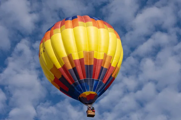 Gökyüzünde Renkli Sıcak Hava Balonu - Stok İmaj